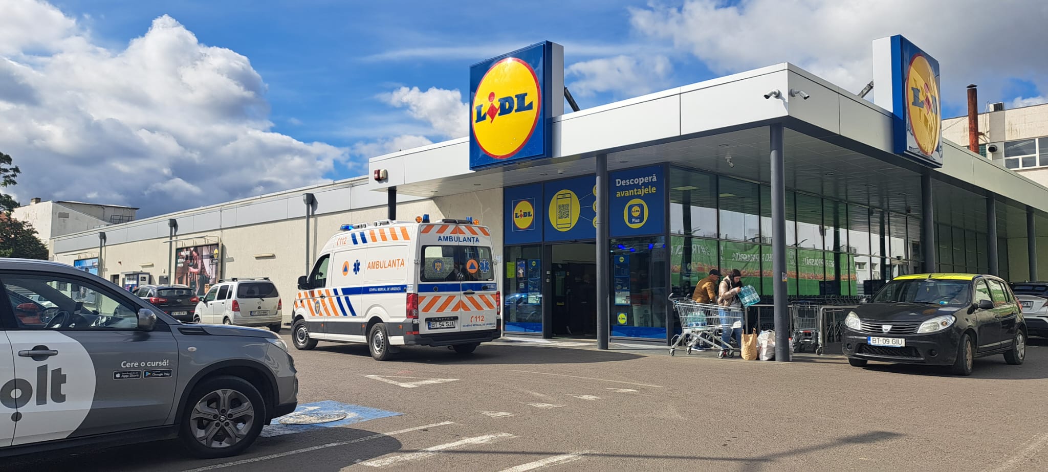 Botoșăneancă aflată la cumpărături luată cu ambulanța dintr-un supermarket