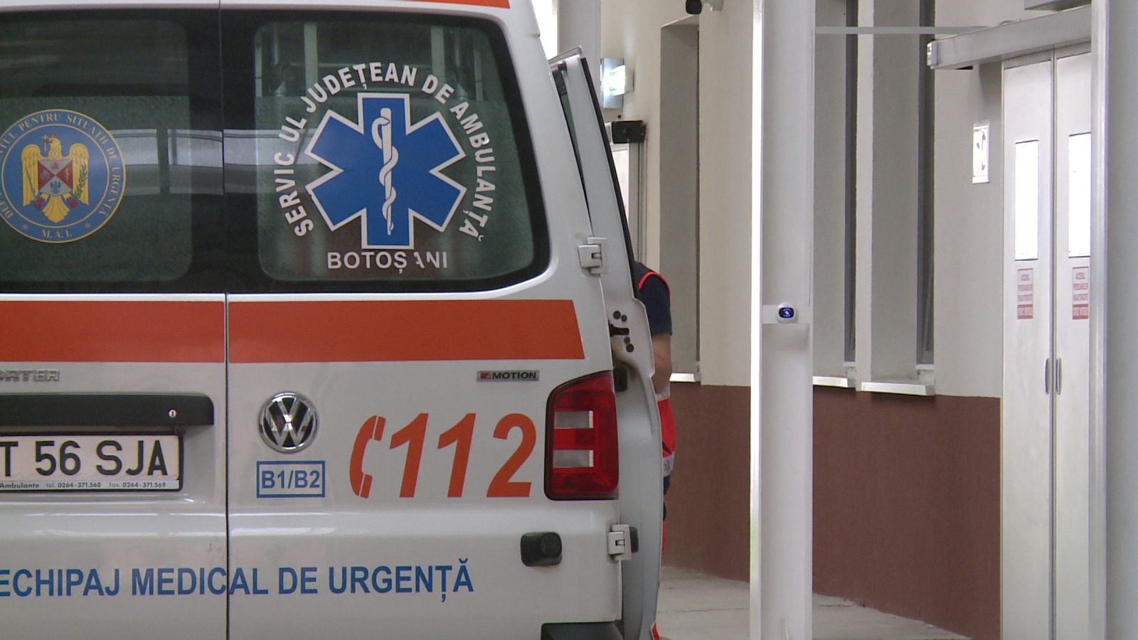 Botoșăneancă prăbușită în plină stradă, dusă de urgență la spital