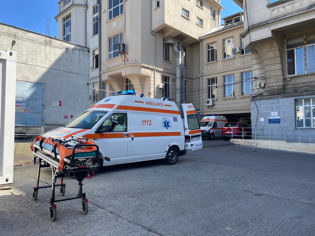 Tragedie: Bărbat mort în fața spitalului unde ajung numeroși botoșăneni 