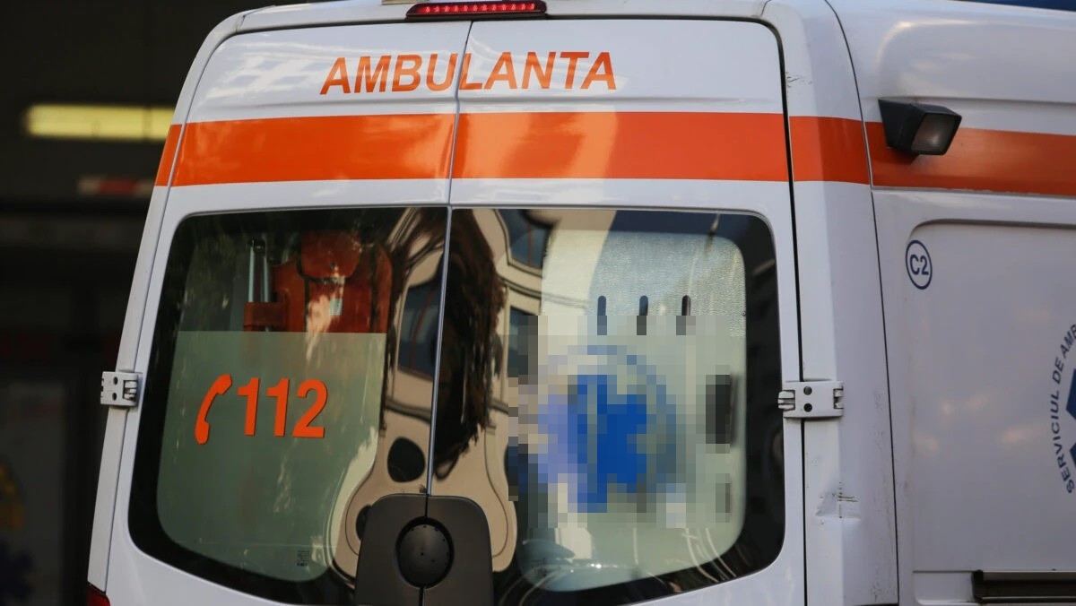 Casă cuprinsă de flăcări, proprietarul a ajuns în brațele medicilor