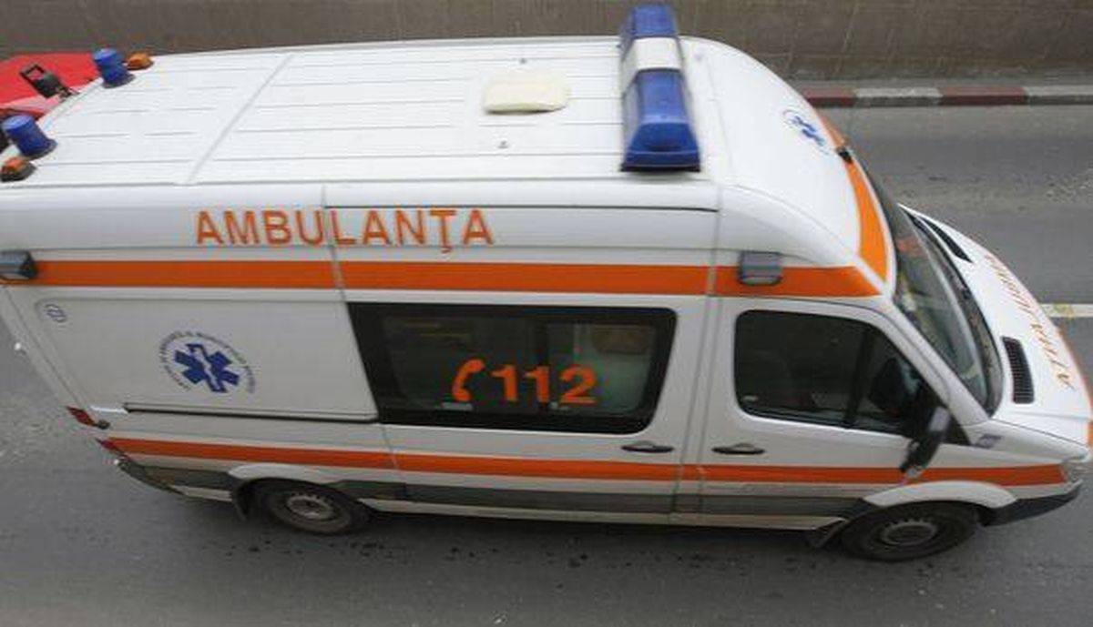 ULTIMĂ ORĂ: O ambulanță care transporta un pacient a ajuns în șanț din cauza poleiului