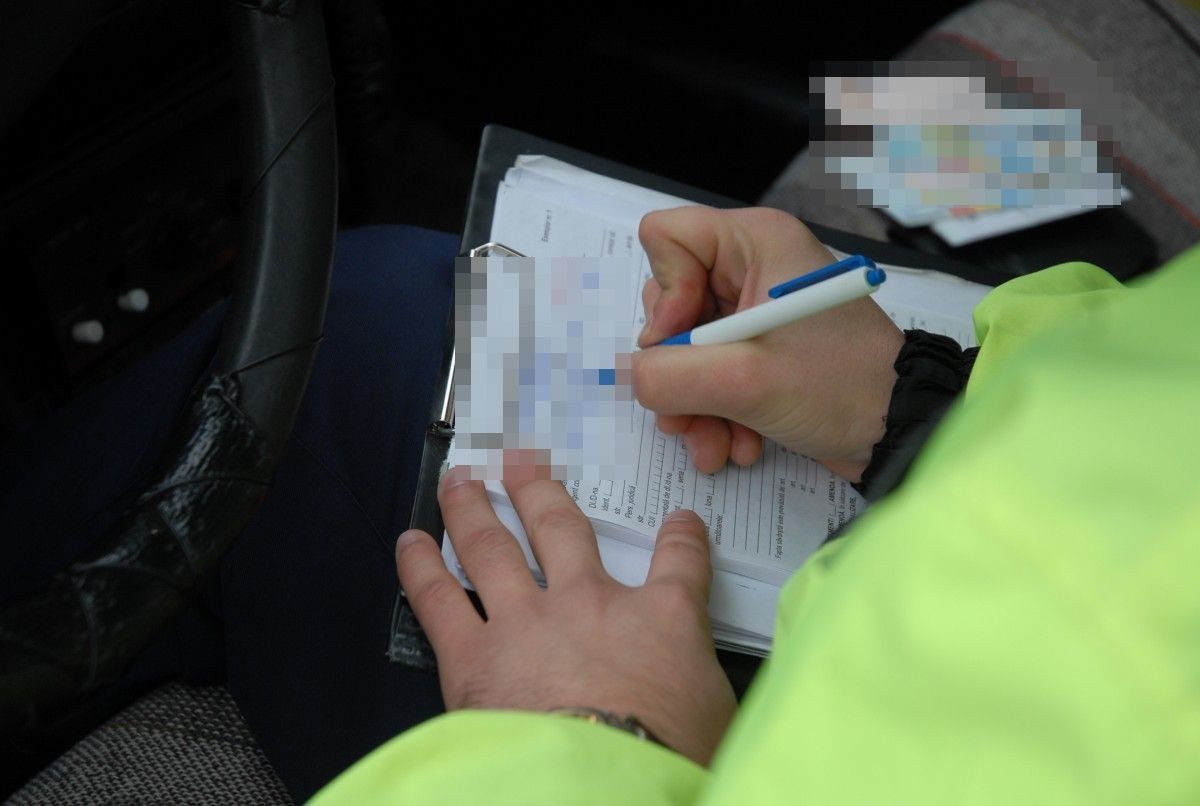 Șofer cu chef de afaceri amendat cu 20.000 de lei în trafic 