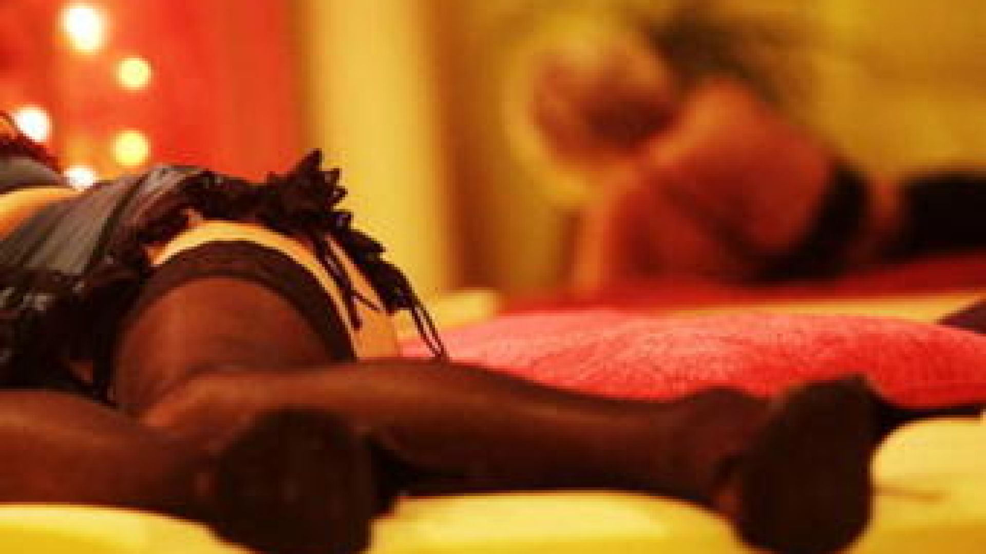 Fată de 16 ani obligată să se prostitueze la Botoșani de patru indivizi: Au bătut-o și amenințat-o cu MOARTEA 
