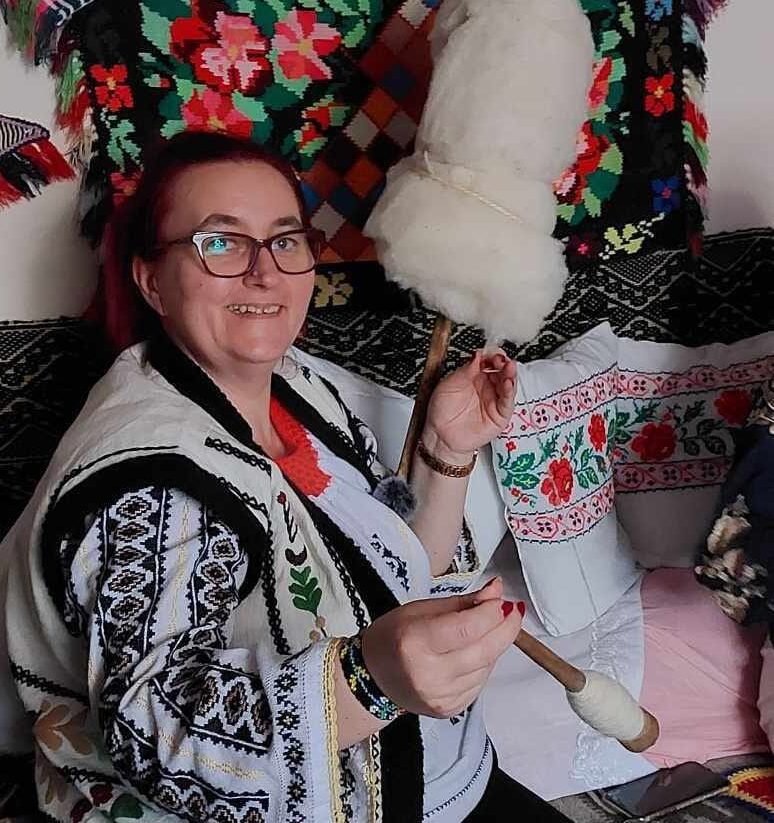 O botoșăneancă impresionează Londra cu o prezentare de modă tradițională