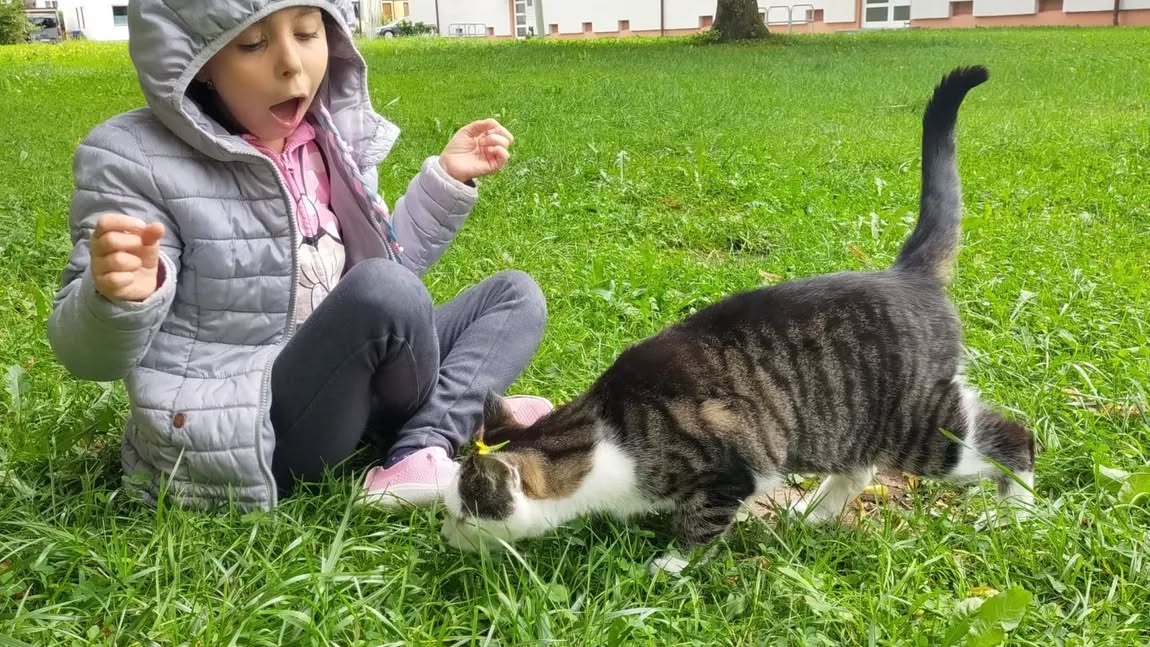 Fata care trăiește în tăcere are nevoie de noi: Luptă zilnic să fie înțeleasă, iubită, acceptată