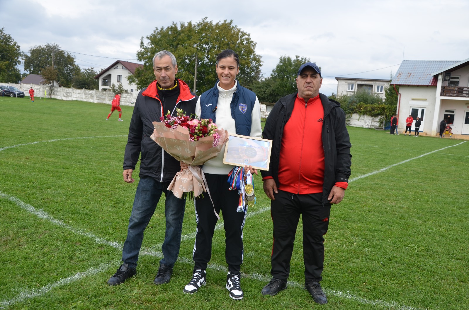 Sportiva din Darabani care a câștigat aur la Shanghai, primită acasă de… echipa de fotbal 