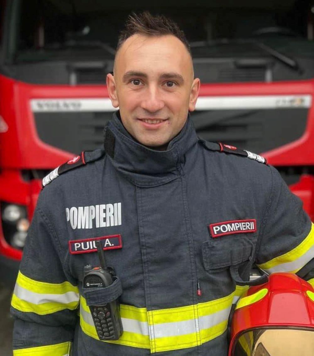 O femeie inconștientă pe stradă, alta prinsă sub mașină: De ziua lui, un pompier de la Botoșani a fost erou la un accident