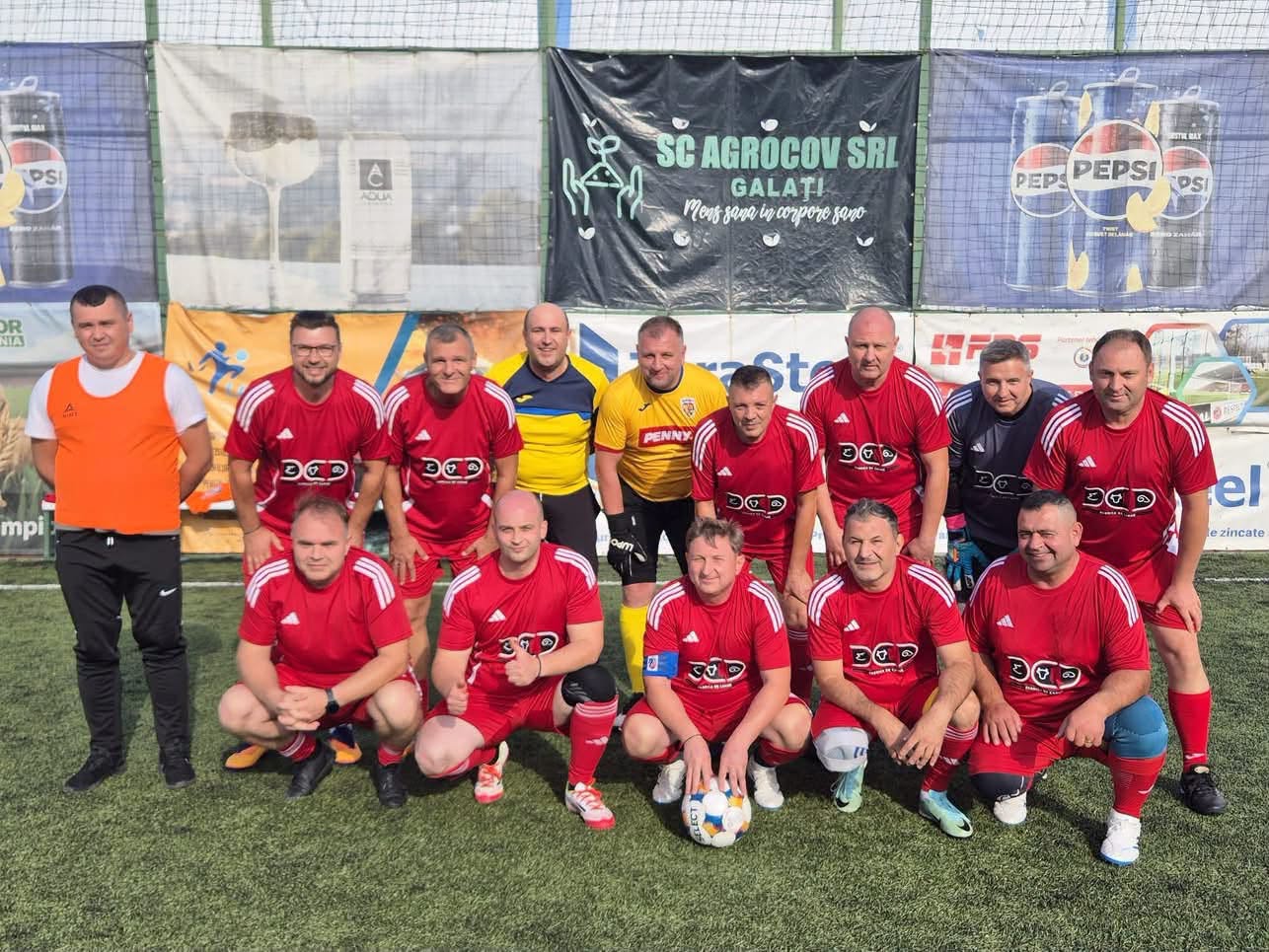 Angajații de la „Ambulanța Botoșani”  fac echipă și pe teren și se întrec la… minifotbal