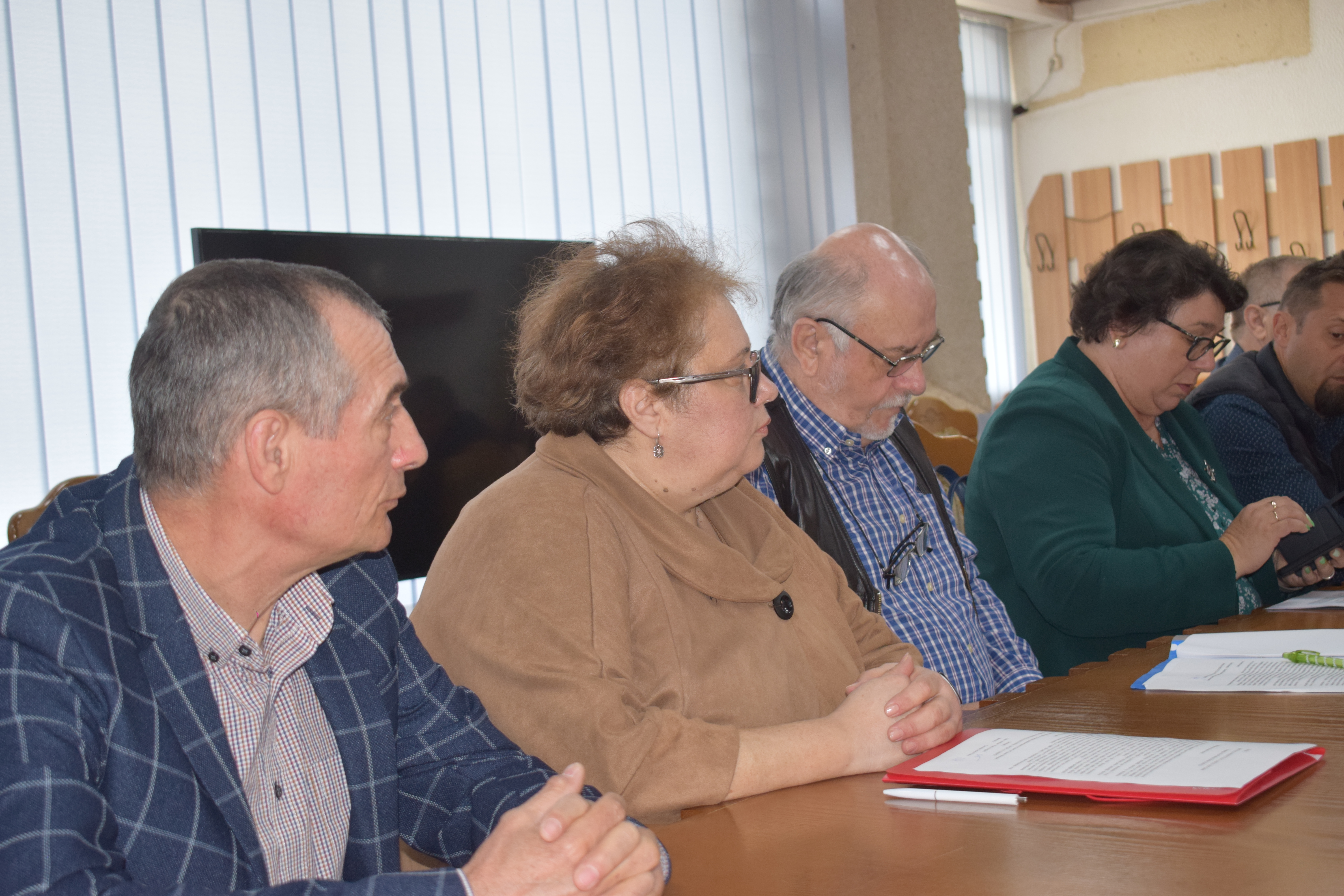 Angajat cu patru decenii de activitate, contre cu prefectul: Bani nu prea mai avem/ Suntem cumva la pământ 