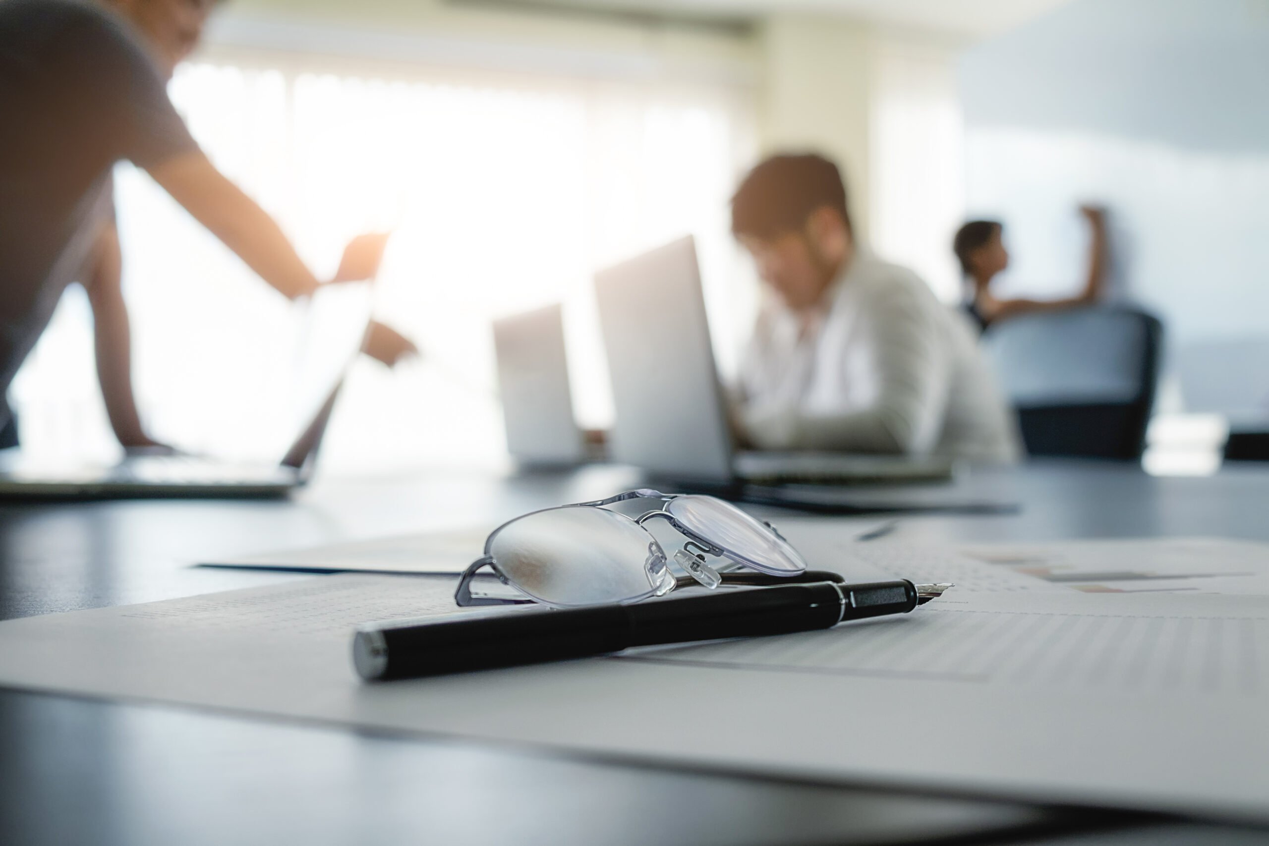 Angajații unei instituții din Botoșani stau mai mult la serviciu – NOUL program de lucru 