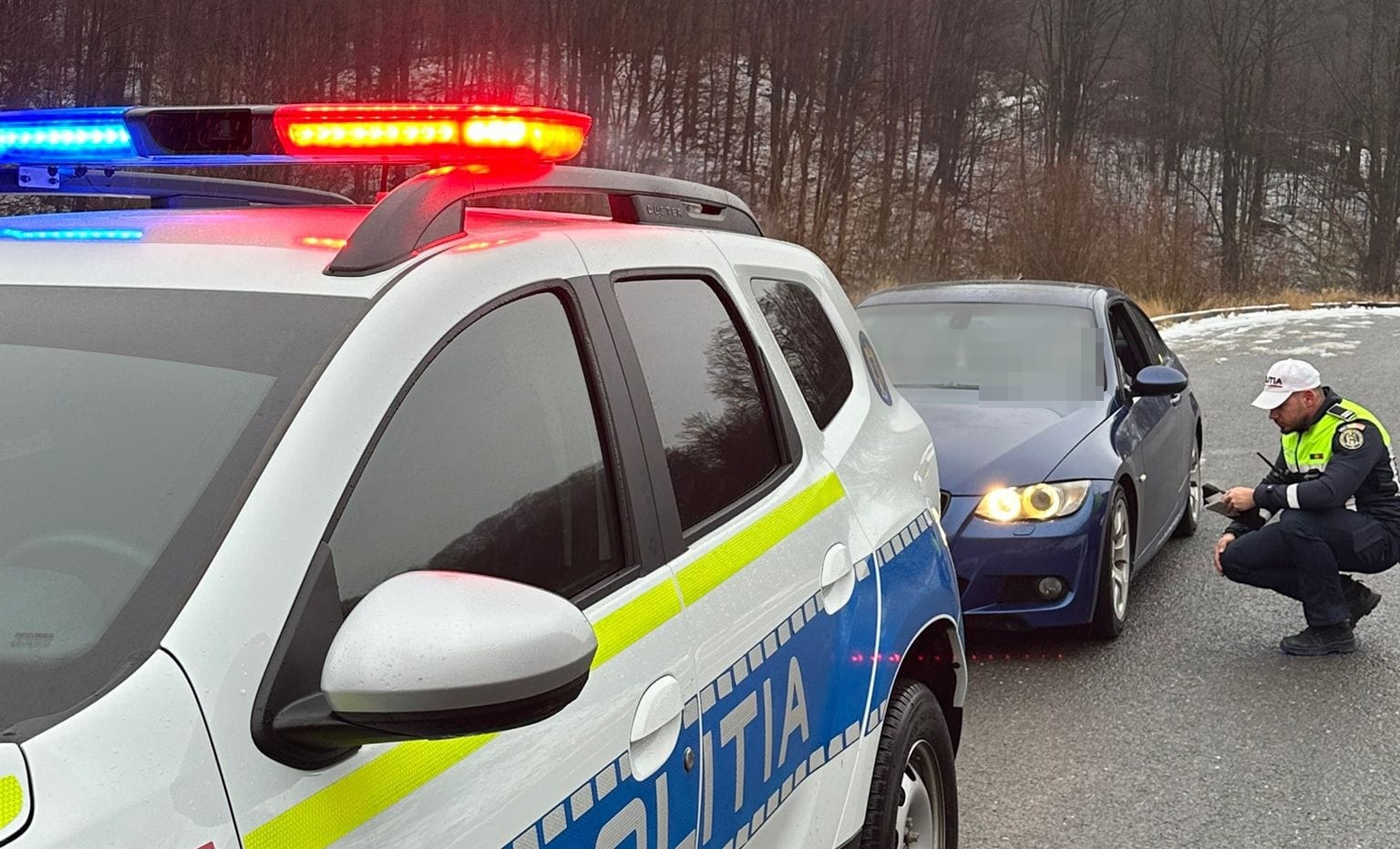 Doi șoferi prinși cu anvelope de vară: Au rămas fără certificatele de înmatriculare