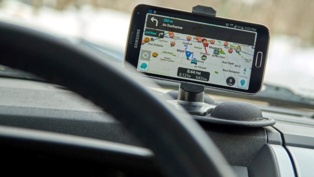 A apărut o nouă metodă de fraudă care îi vizează pe șoferi: Cum se folosesc infractorii de aplicațiile mobile de trafic