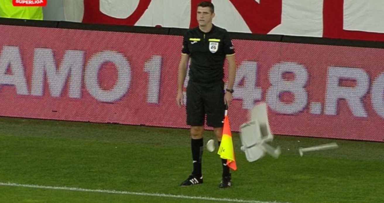 CE măsuri ia Dinamo împotriva celui care a aruncat cu scaunul după arbitru la meciul cu FC Botoșani