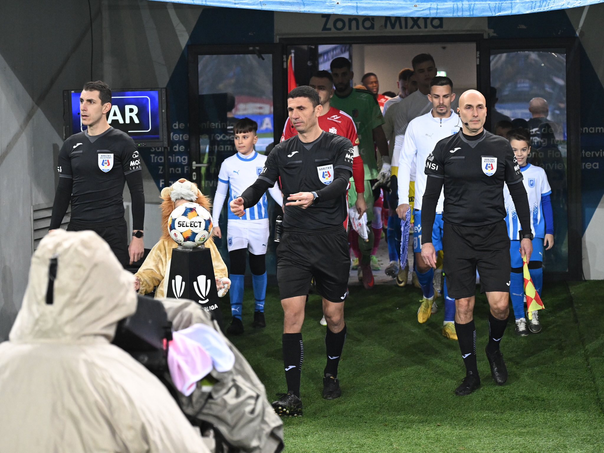 FAZA ZILEI: Arbitrul de la meciul FC-ului cu Craiova făcut praf: Mai bine își dădea singur galben