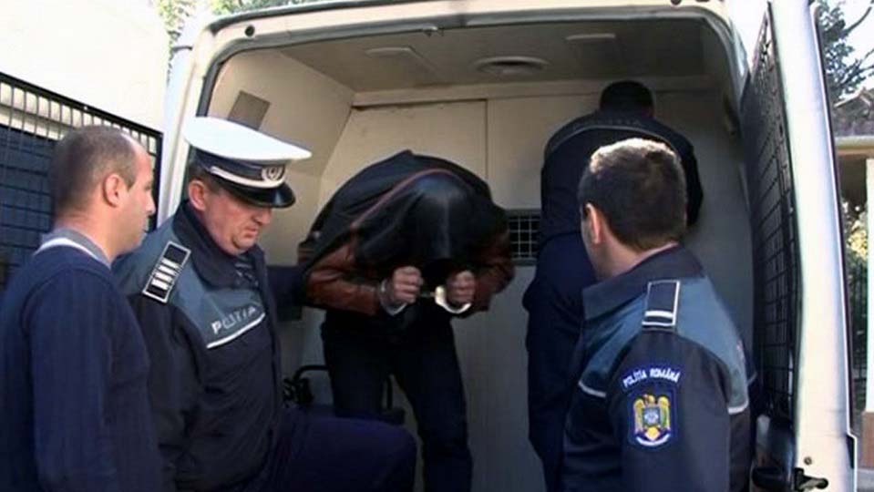 Tânăr condamnat pentru conducerea unui vehicul cu număr fals de înmatriculare, încătușat de polițiști 
