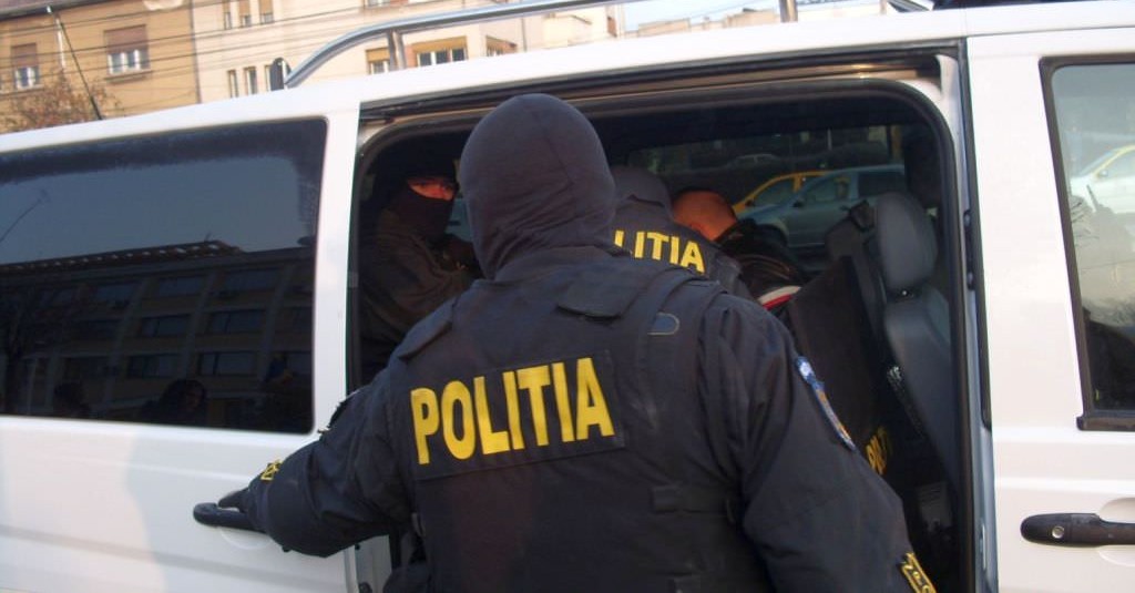 Femeie bătută în propria casă, a rămas și fără 2.000 de lei 