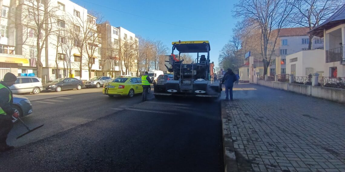 Zona Industrială din Botoșani, blocată de frig: asfaltarea oprită, șoferii rămân cu gropile