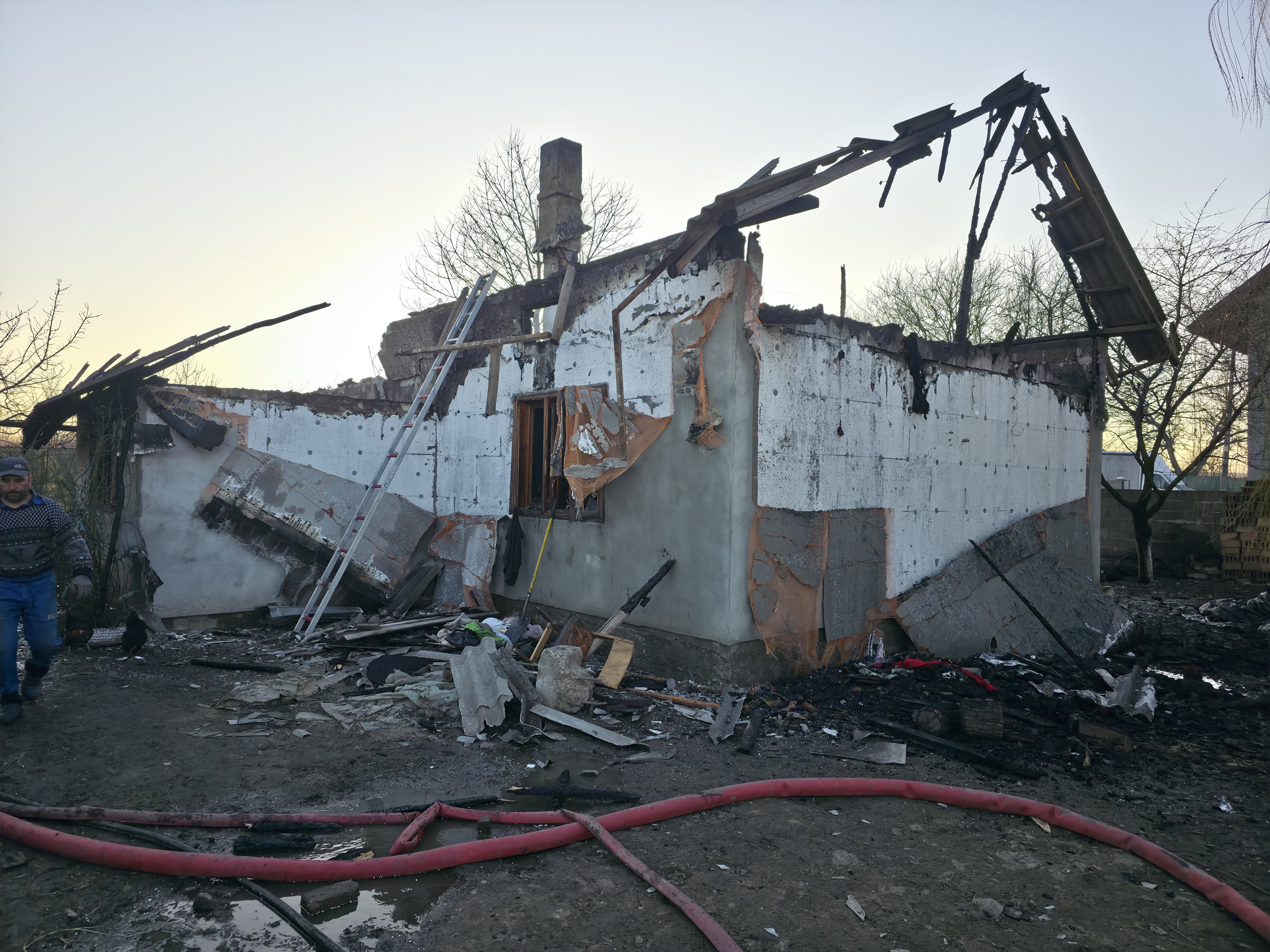 Ce necaz! Atât a mai rămas din casa unor oameni din Botoșani