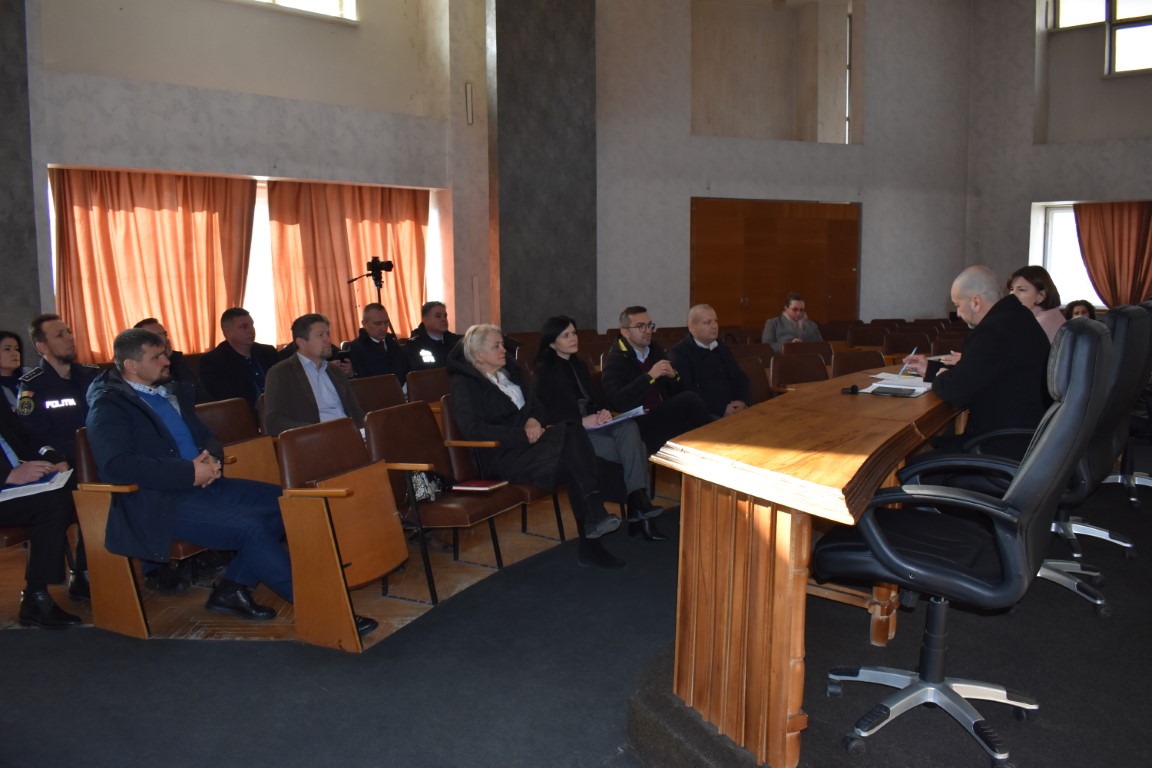 Un consilier de la AUR a scos din sărite pe toată lumea, de la prefect la șeful Poliției: Pe bune?! / Aveți ceva cu mine? / Ăia dorm, ăia fac – VIDEO 