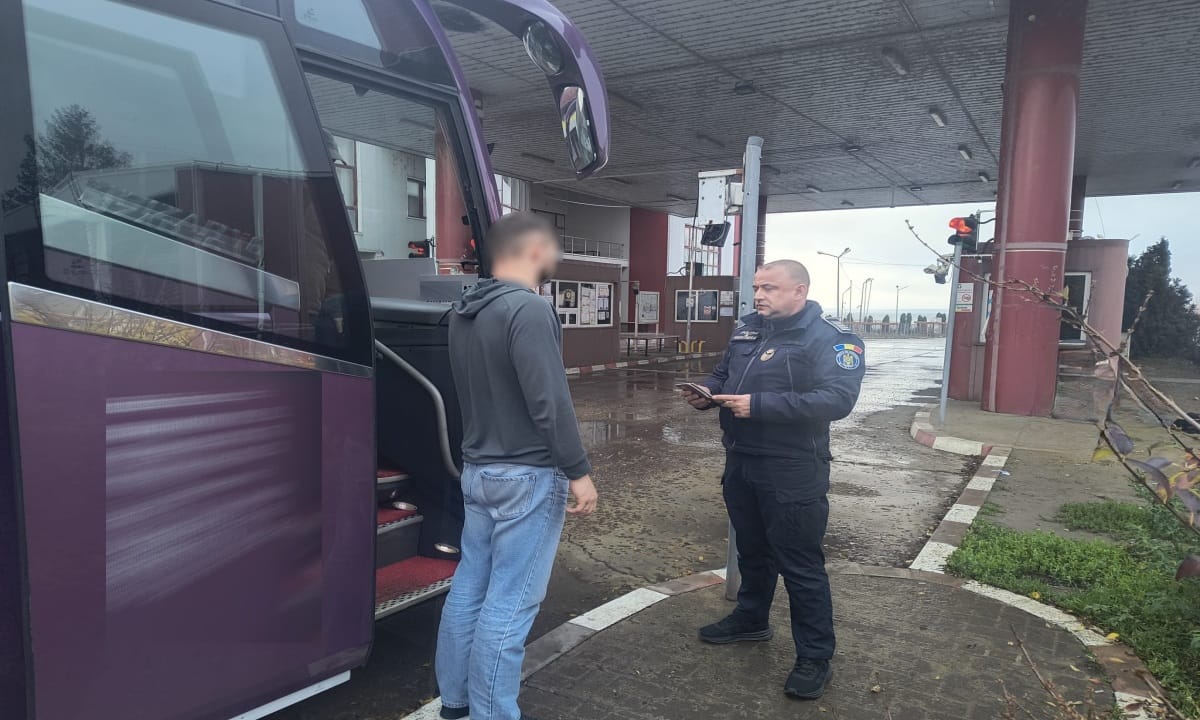 CÂT mai costă un permis auto: Bărbat dat jos din autocar de polițiști