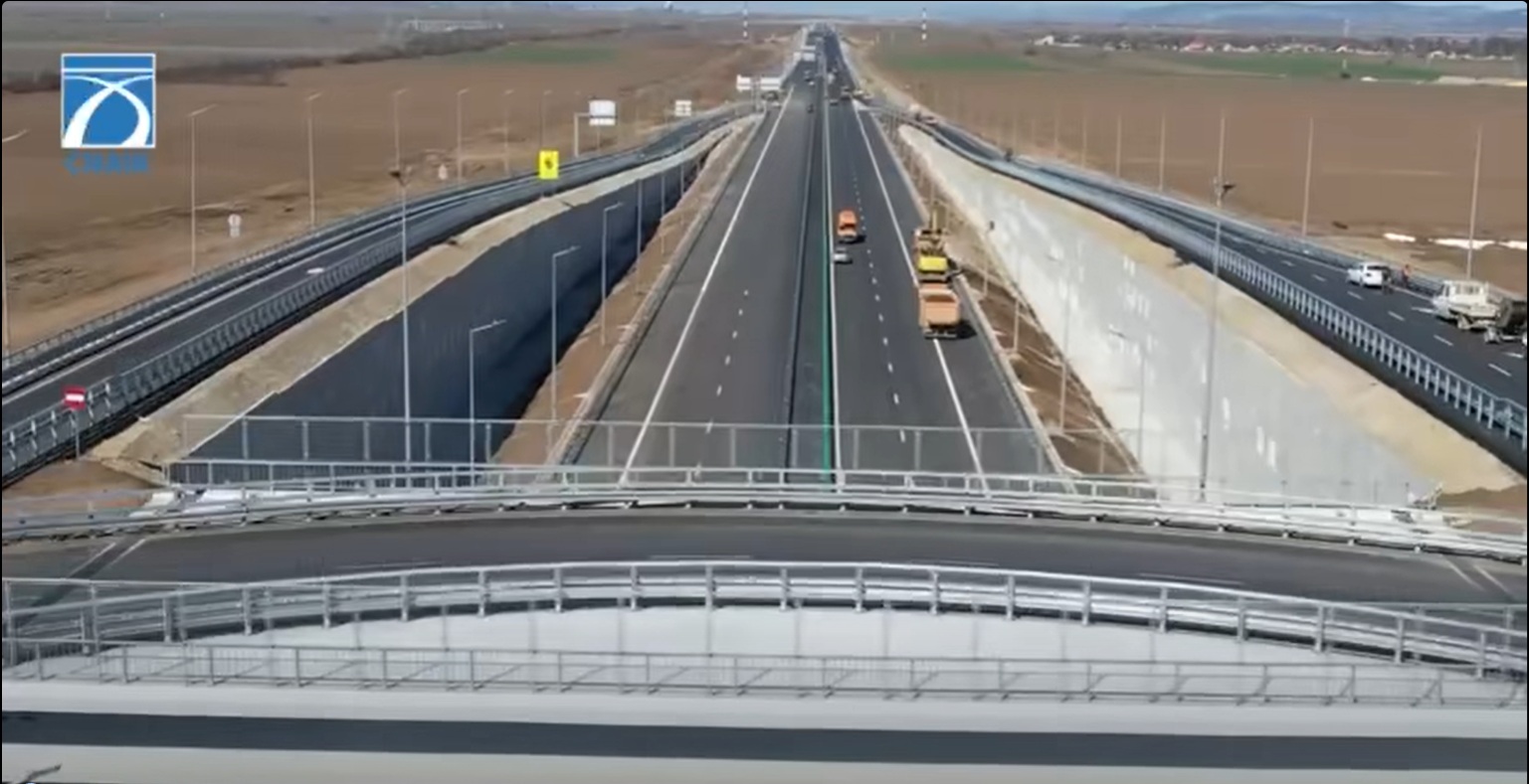 Umbrărescu toarnă asfalt pe ultimii kilometri dintr-un lot al Autostrăzii Moldovei – VIDEO 