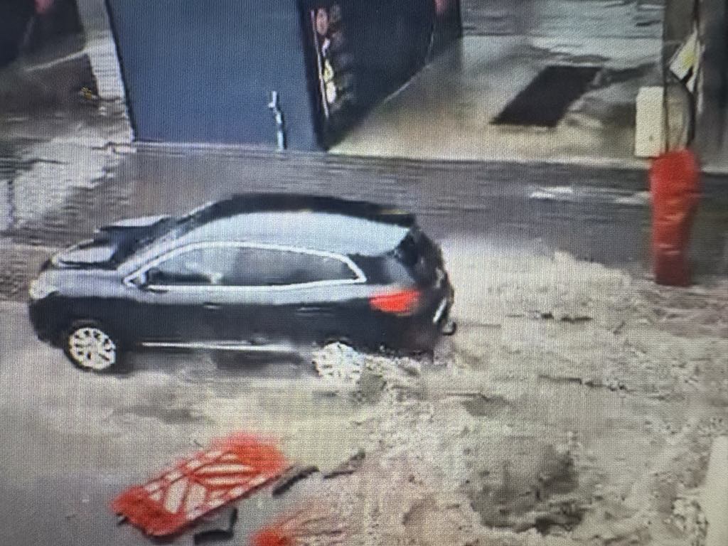 ULTIMA ORĂ: Circulația pe o stradă importantă oprită din cauza unui crater care a cuprins carosabilul – VIDEO 