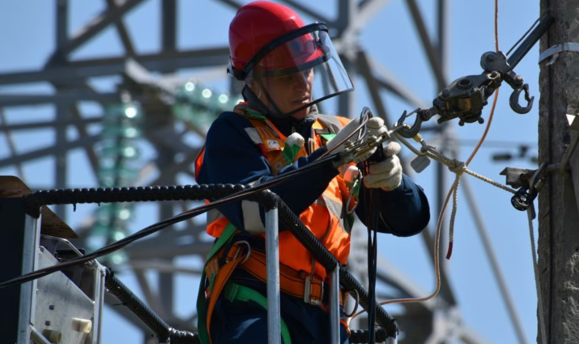 Mai multe localități din Botoșani rămân fără curent: întreruperi programate de luni