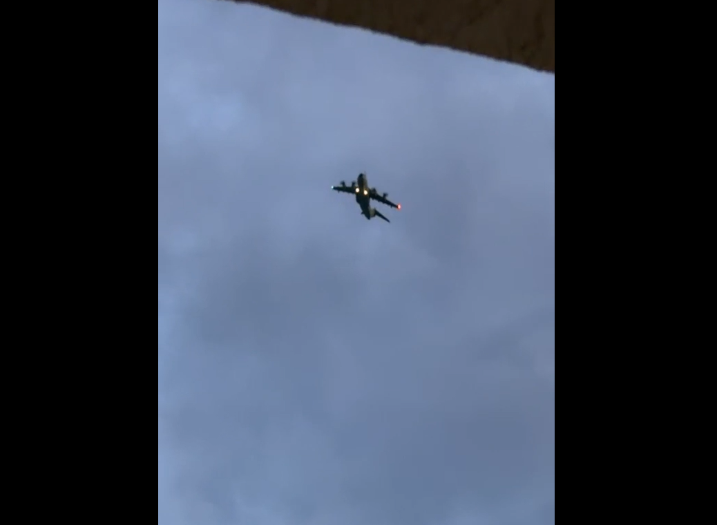 avion deasupra orasului