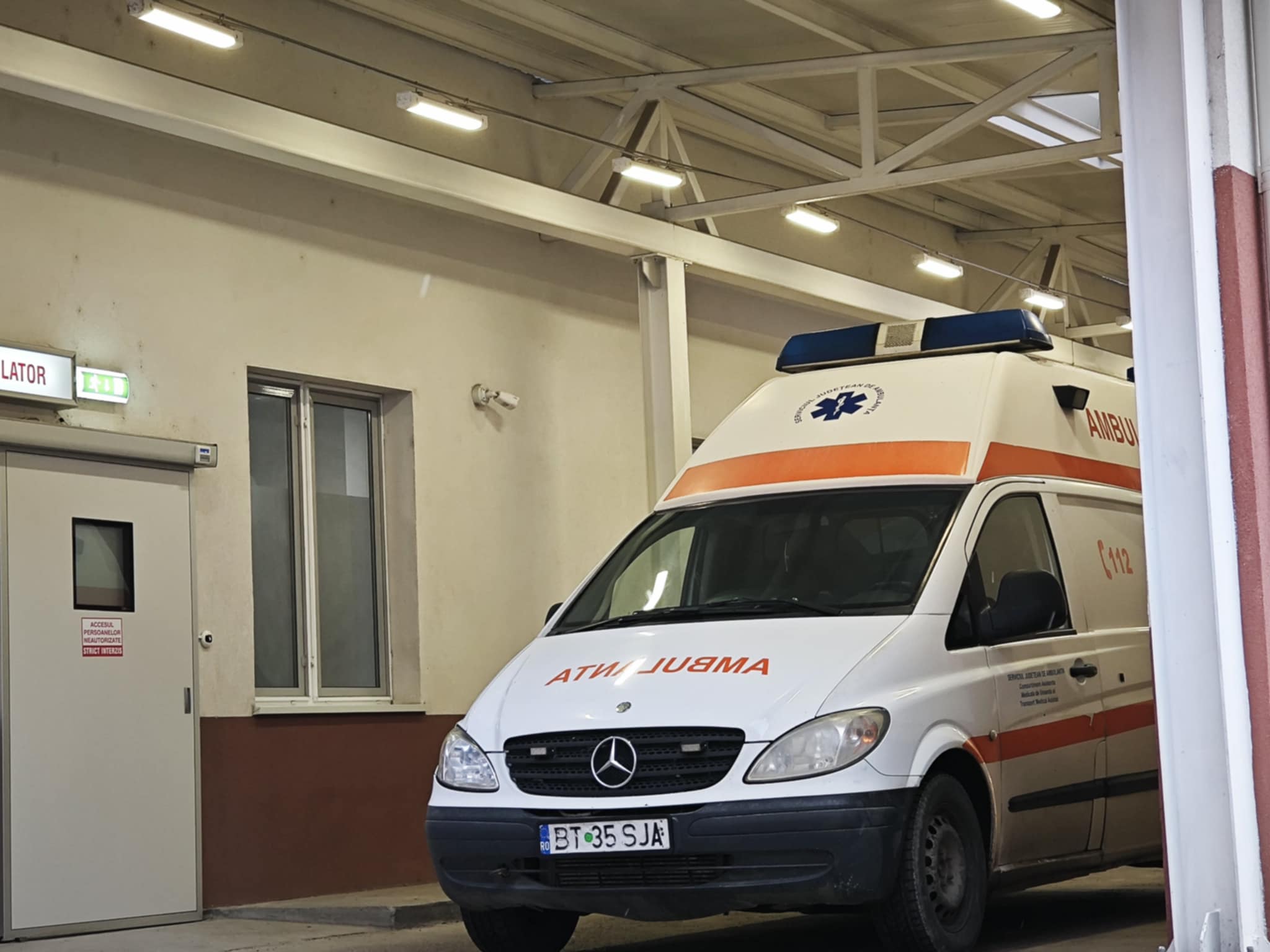 Botoșănean găsit în stare gravă pe o bancă, salvat de un jandarm vigilent