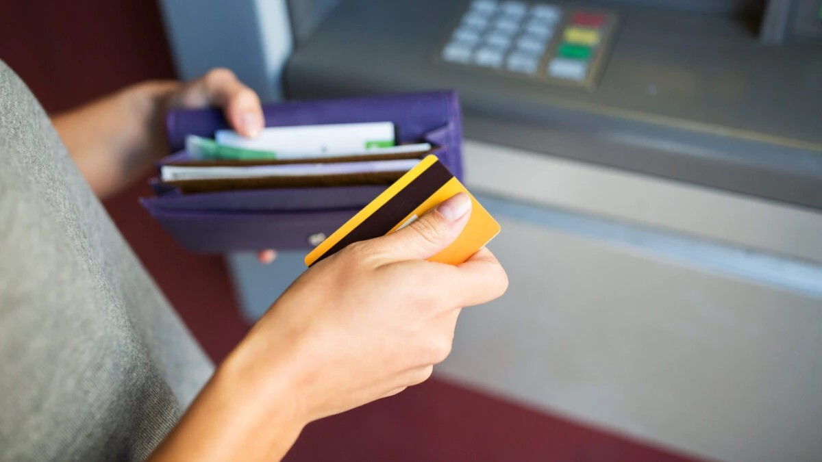 Băncile care dispar din acest an: CE se întâmplă cu clienții