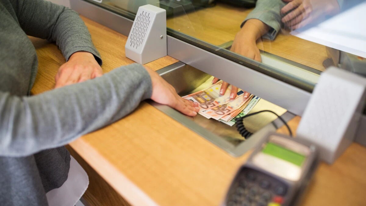 Dispare o bancă de la finalul lunii octombrie 