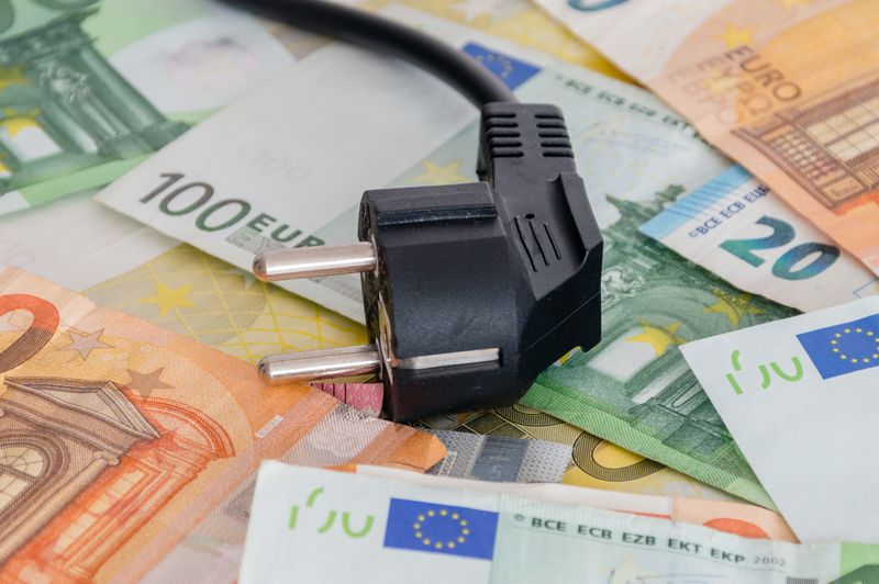 Fonduri europene 2026: S-a anunțat perioada de înscrieri la granturile de max. 15 milioane EUR pentru firmele românești care investesc în stocarea energiei electrice. Ghid oficial, baterii „stand-alone”