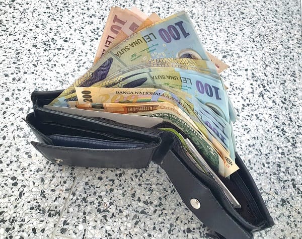 Românii, sfătuiţi să ţină bani cash în casă în eventualitatea unui blackout