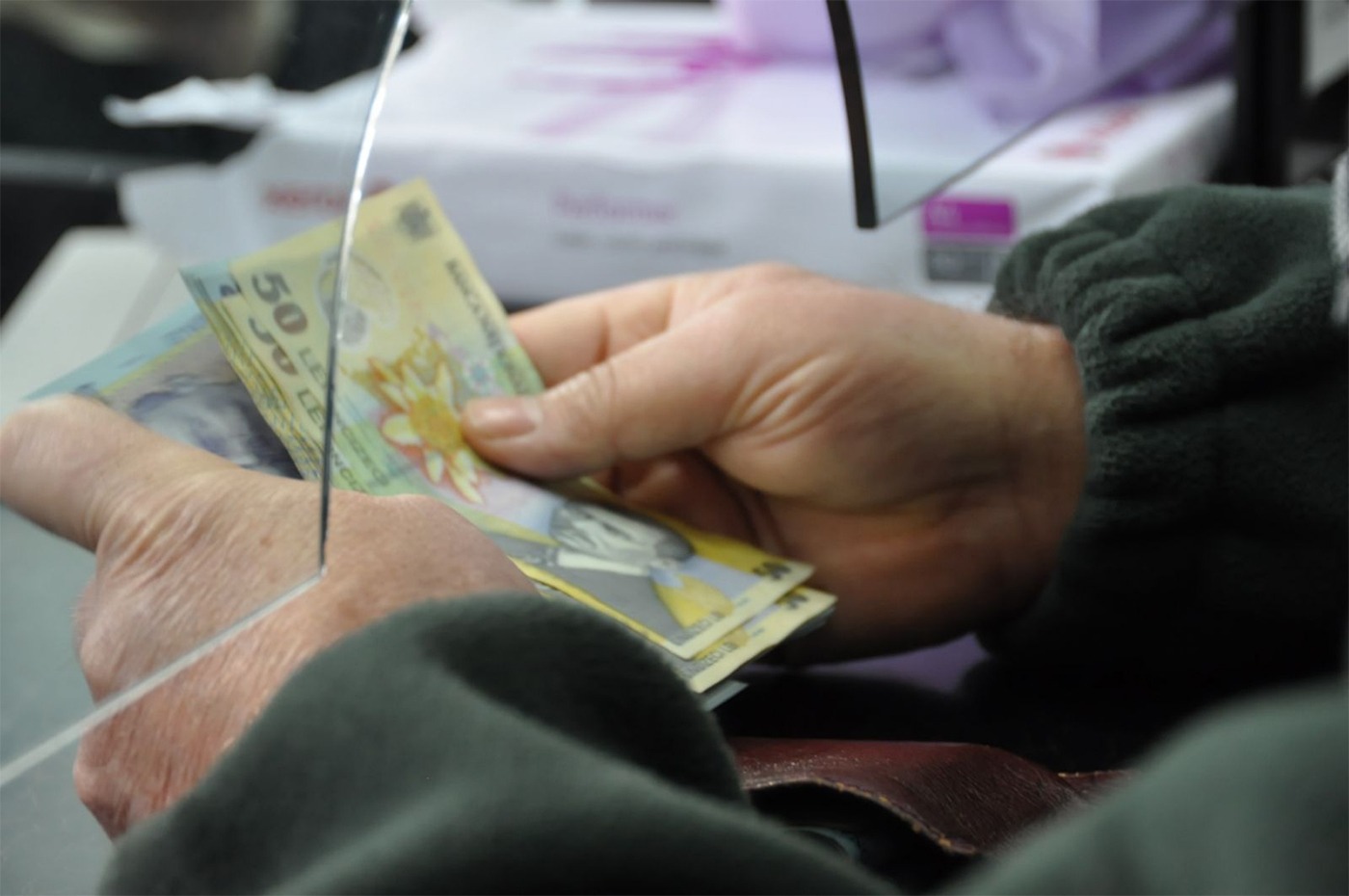 Pensionarii care primesc bani în plus în această lună – SUMA