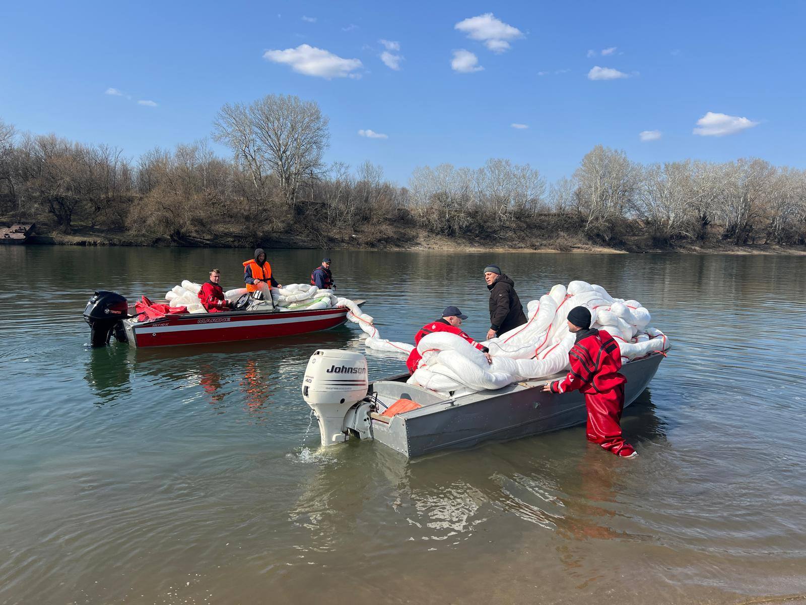 Angajați de la Botoșani, în misiune după ce râul Nistru a fost poluat în urma atacului rusesc