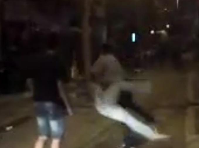 Doi tineri au bătut un bărbat pe o stradă din oraș și i-au luat toți banii și telefoanele