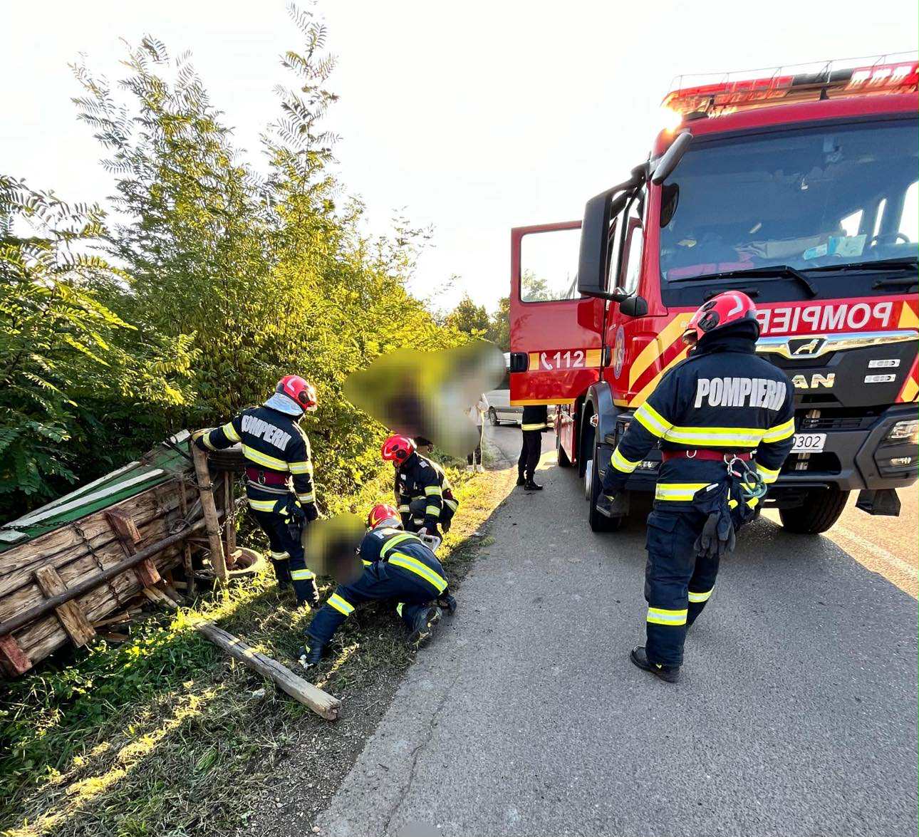 Bărbat salvat în ultima clipă de sub o căruță de lemne 