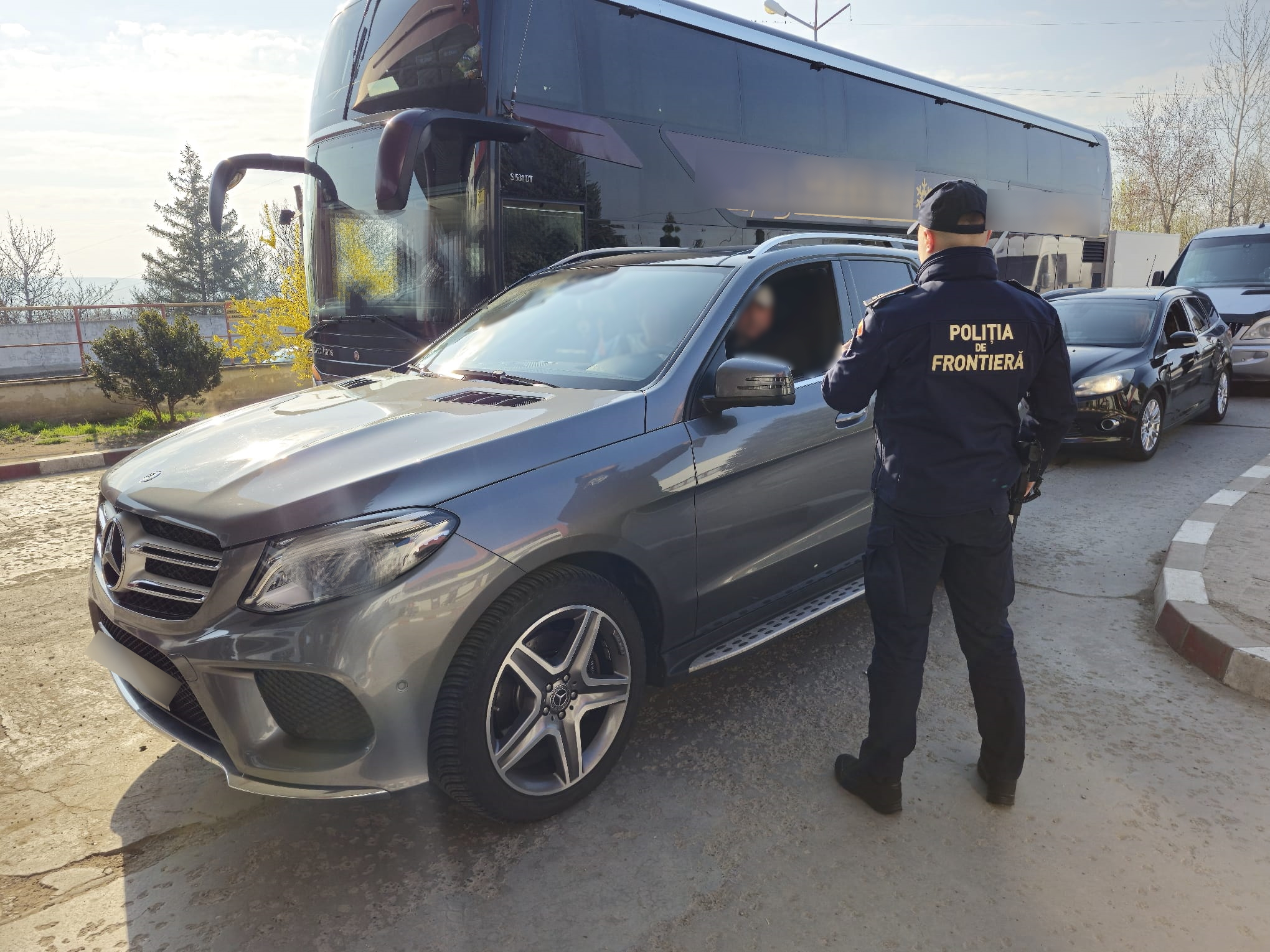 barbat dat jos din autocar.