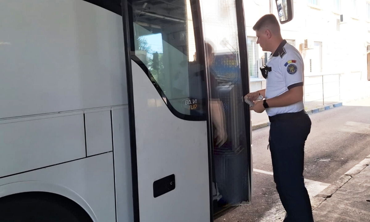 barbat dat jos din autocar.