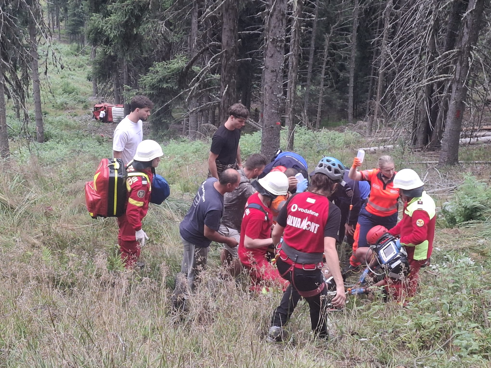 Șofer în comă după ce s-a răsturnat cu SUV-ul: A fost aruncat din mașină, elicopterul nu a putut ateriza - VIDEO