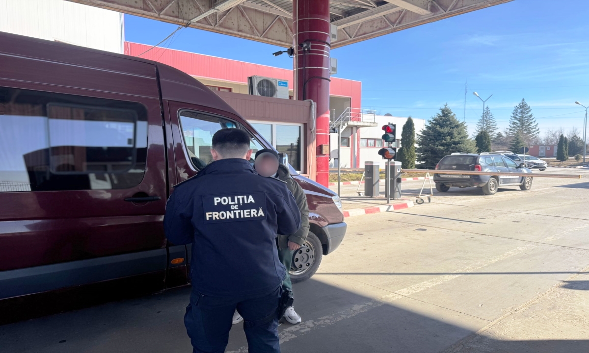 Încă unul! Microbuz oprit la control, bărbat prins cu buletin fals 