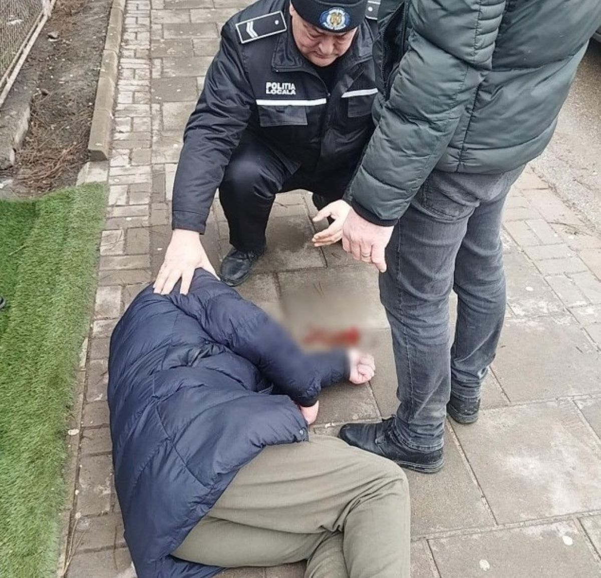 Bărbat găsit inconștient pe trotuar: A fost dus de urgență la spital