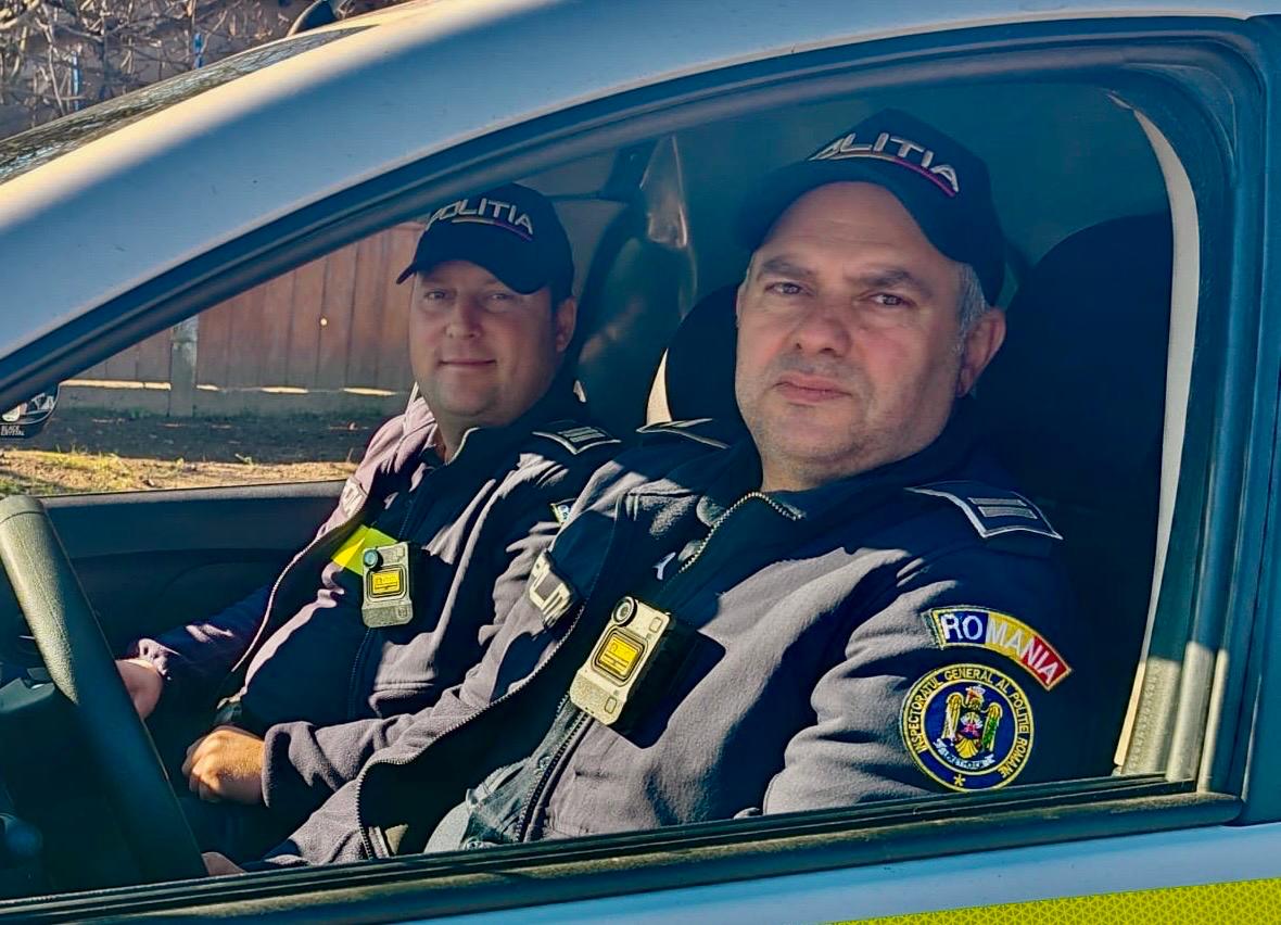 Bărbat căzut în curtea casei sale, salvat de doi polițiști botoșăneni