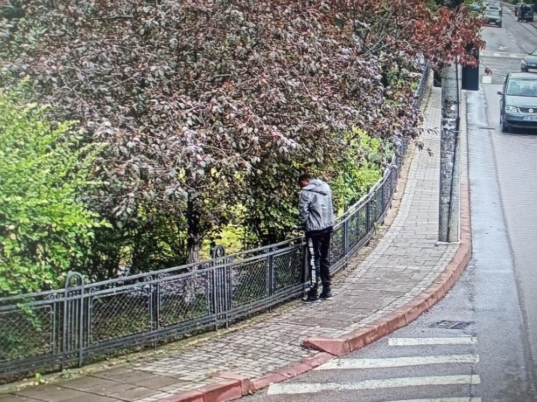 Botoșănean AMENDAT după ce s-a ușurat în fața a sute de elevi 