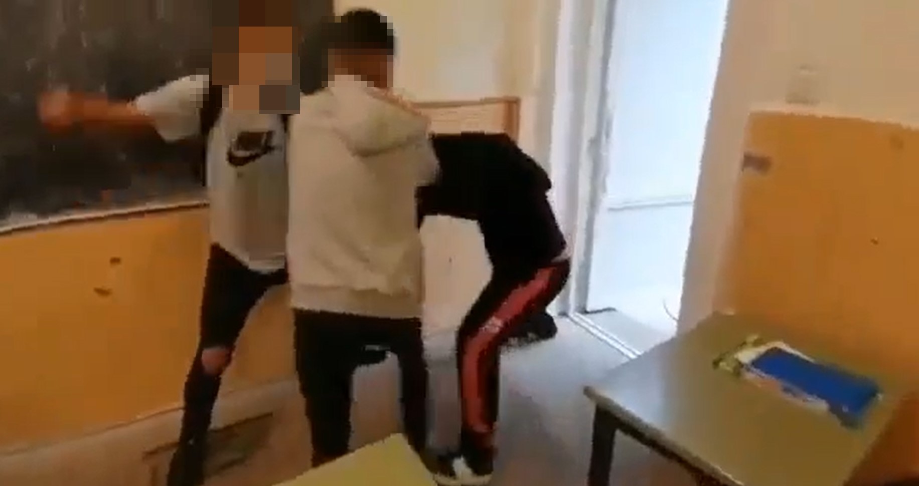 Bătăi și furturi în școlile din Botoșani, polițiștii i-au prins în FLAGRANT pe elevi 