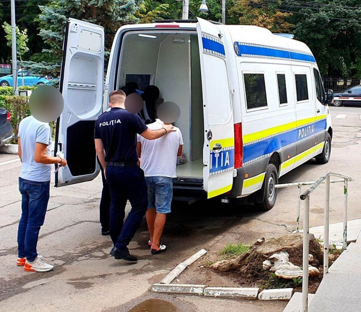 BĂTAIE în plină stradă la Botoșani: Doi tineri au fost reținuți de polițiști