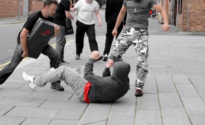 Șapte bărbați reținuți după o bătaie în plină stradă, în comuna Ungureni