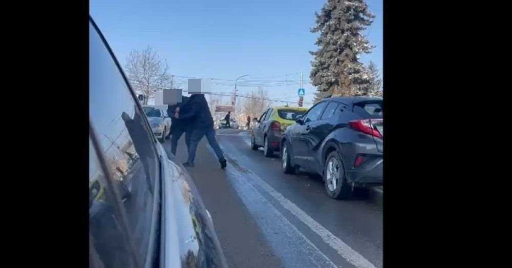 IMAGINI cu bătaia din trafic, doi șoferi și-au împărțit pumni și picioare - VIDEO 