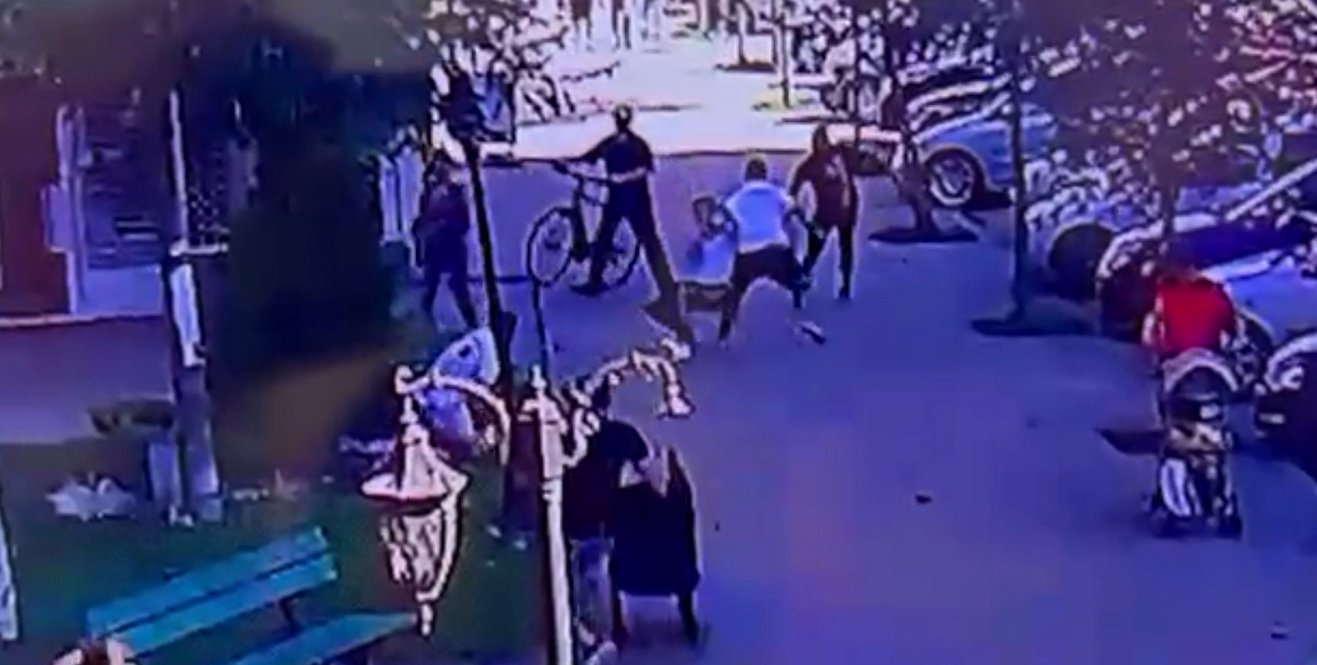 Imagini surprinse cu bătaia din parc: Cinci tineri s-au lovit reciproc sub privirile oamenilor din jur – VIDEO