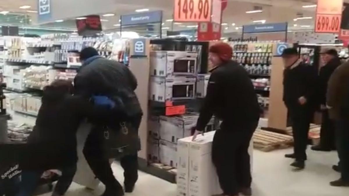 Scandal la o firmă din Botoșani: Tânăr ridicat de polițiști după ce a sărit la bătaie